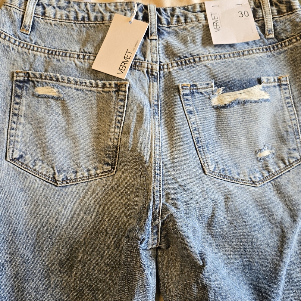 Vervet size 30 distressed cropped jeans